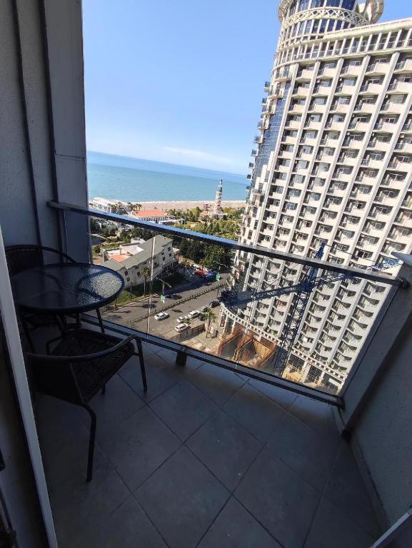 Apartment On Sherif Khimshiashvili Street 15B バトゥーミ エクステリア 写真