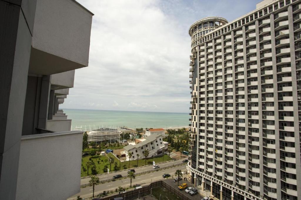 Apartment On Sherif Khimshiashvili Street 15B バトゥーミ エクステリア 写真