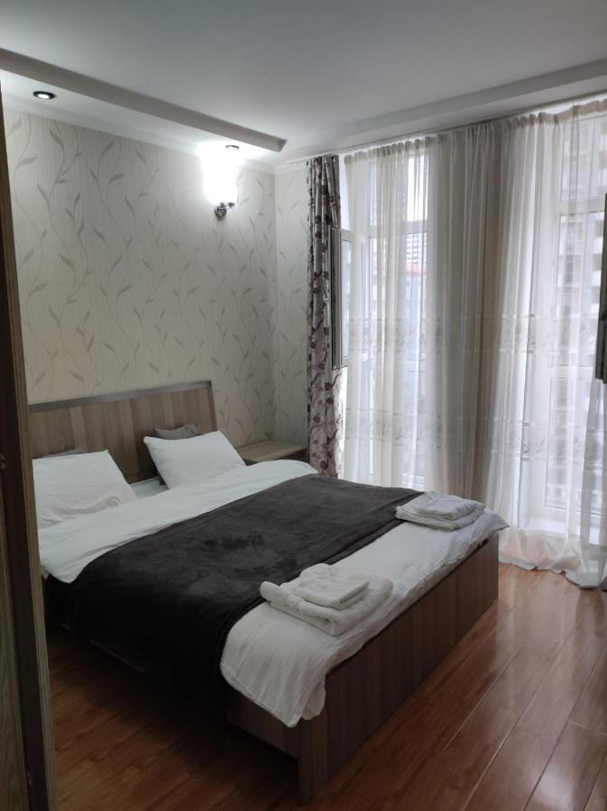Apartment On Sherif Khimshiashvili Street 15B バトゥーミ エクステリア 写真
