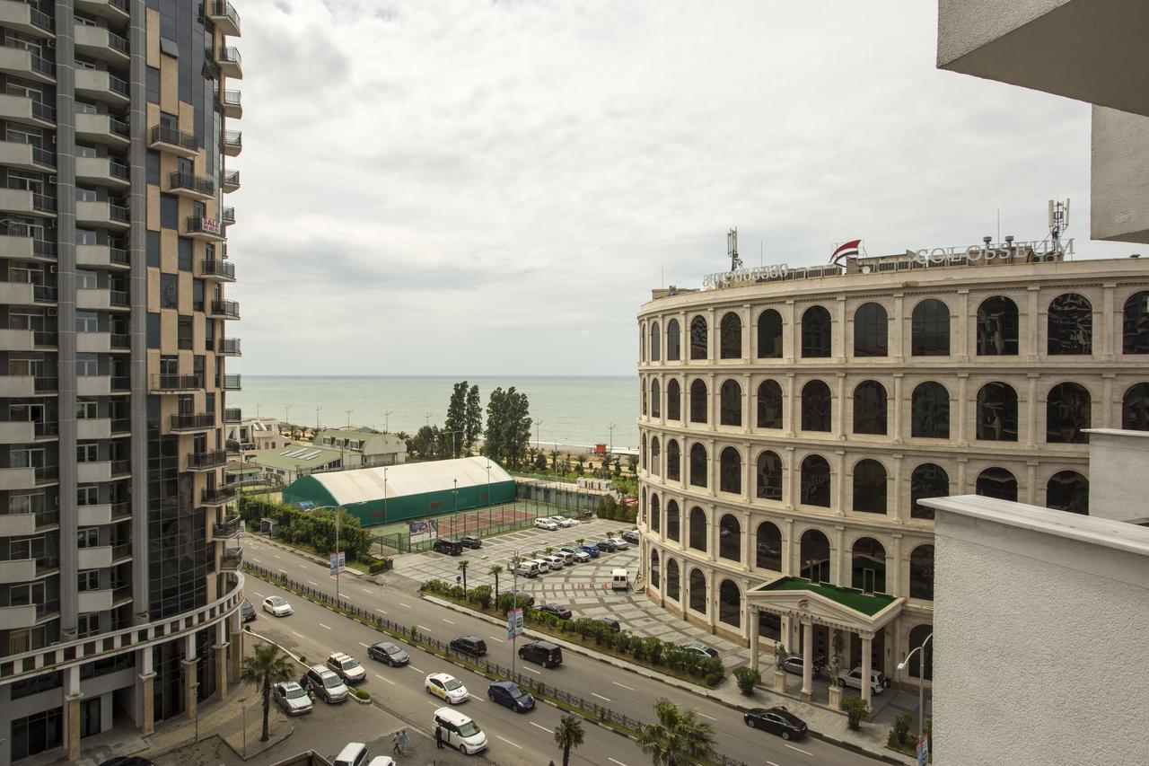 Apartment On Sherif Khimshiashvili Street 15B バトゥーミ エクステリア 写真