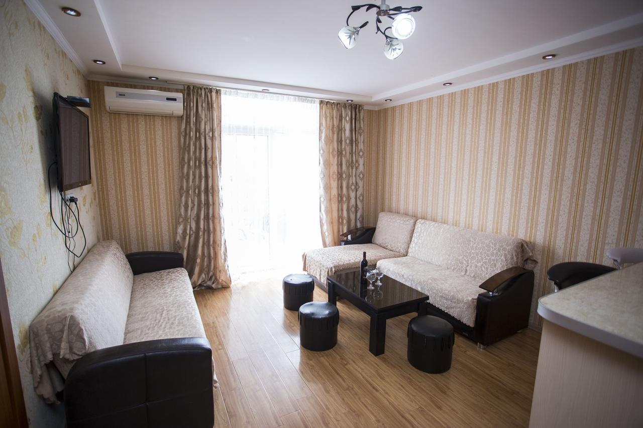 Apartment On Sherif Khimshiashvili Street 15B バトゥーミ エクステリア 写真