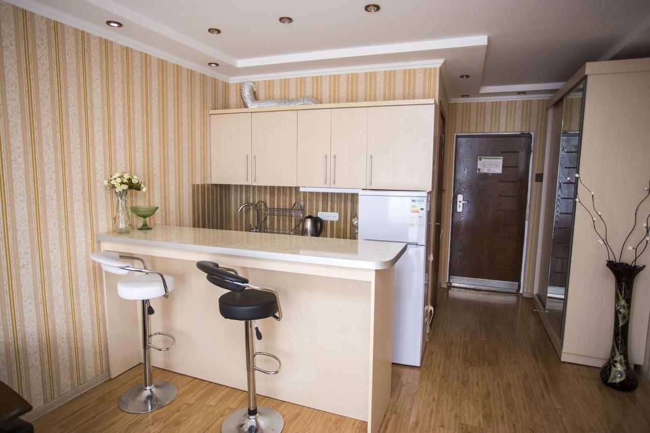 Apartment On Sherif Khimshiashvili Street 15B バトゥーミ エクステリア 写真