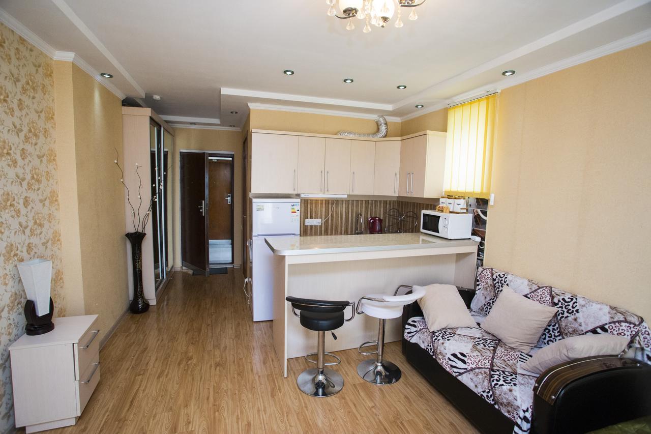 Apartment On Sherif Khimshiashvili Street 15B バトゥーミ エクステリア 写真